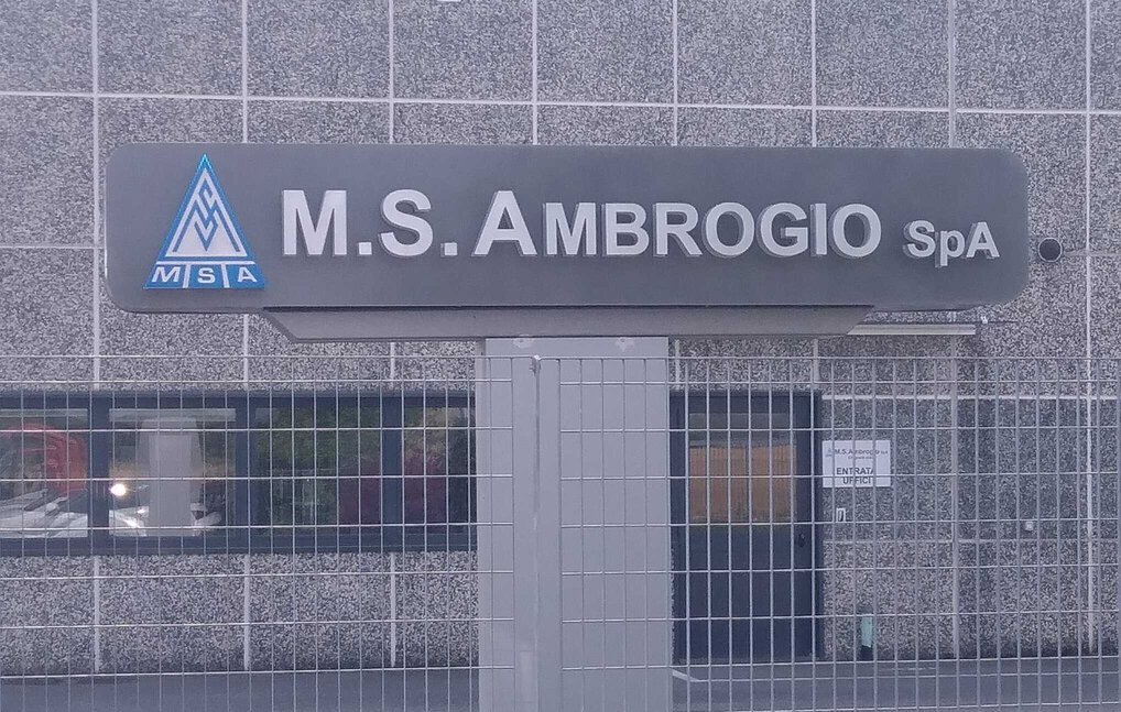 INSEGNE A STELO TRIDIMENSIONALI ILLUMINATE: M.S.Ambrogio